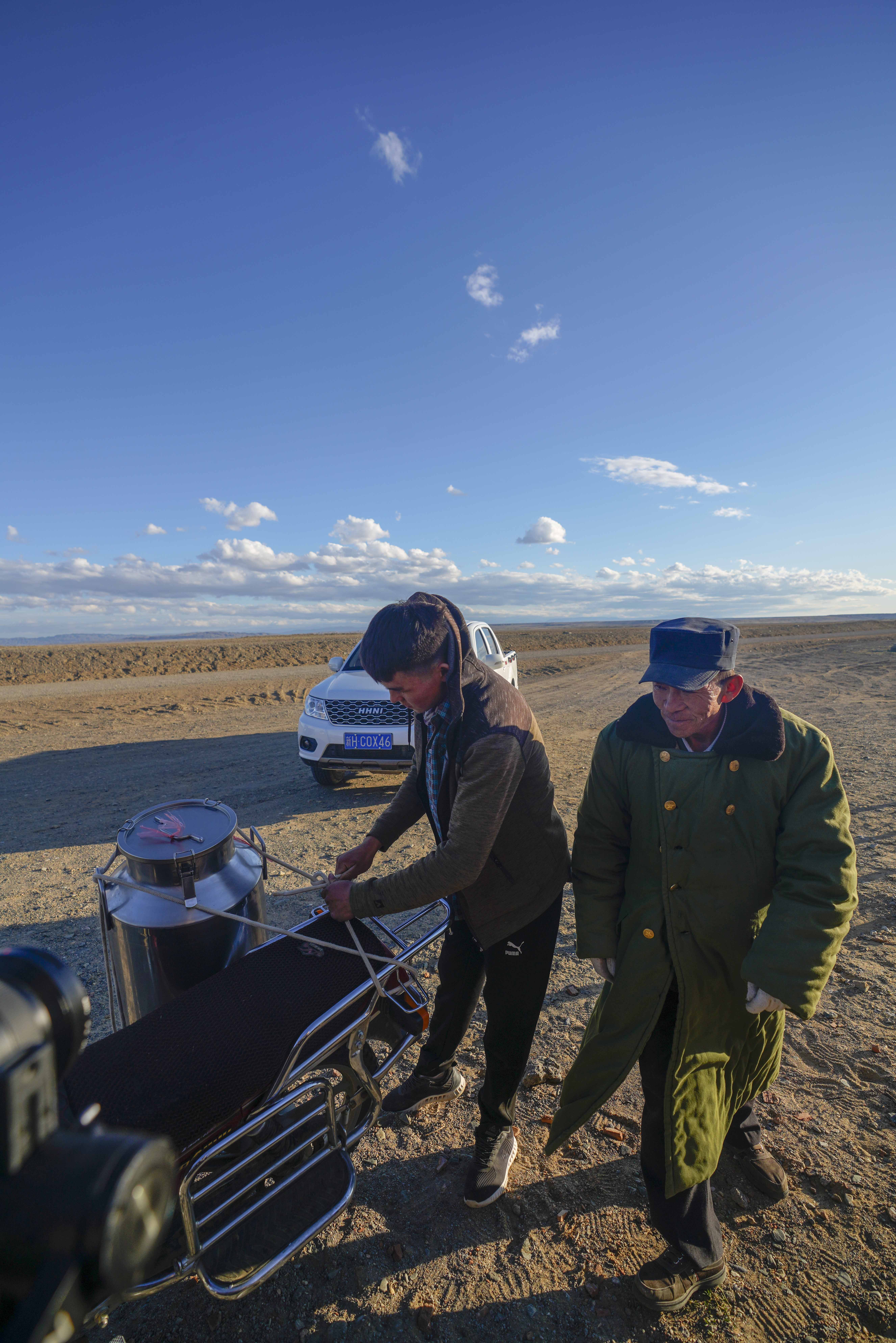 新疆：戈壁滩上发“驼财”