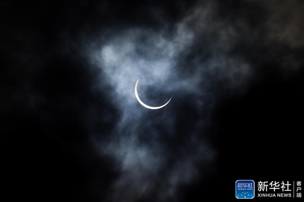 在拉萨观赏到的日食（6月21日摄）。“日环食”天文景观于6月21日“夏至日”下午在天宇上演。新华社记者 詹彦 摄