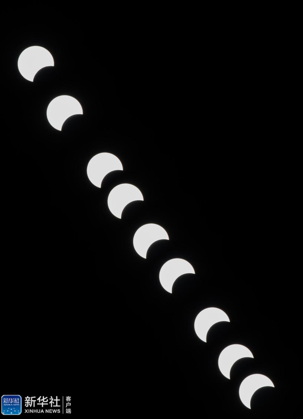 6月21日在四川省布拖县城拍摄的日环食（多重曝光）。“日环食”天文景观于6月21日“夏至日”下午在天宇上演。新华社记者江宏景摄