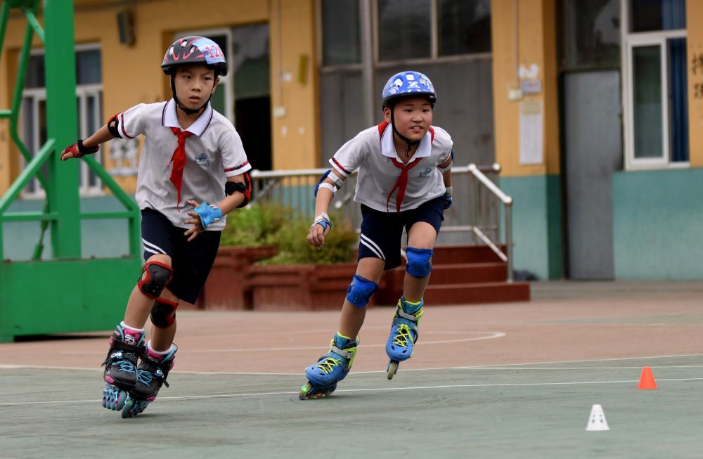 河北邢台小学校园里的轮滑社团