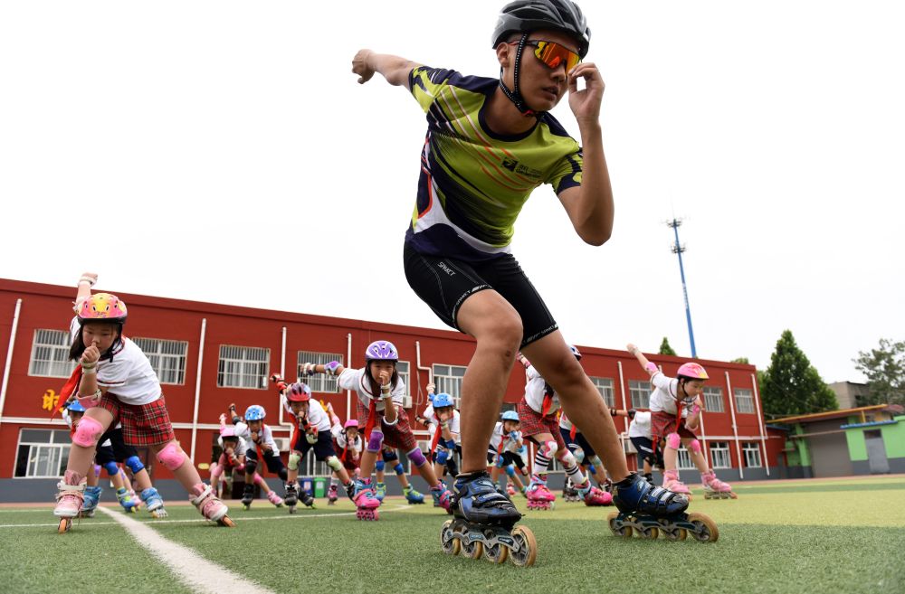 河北邢台小学校园里的轮滑社团