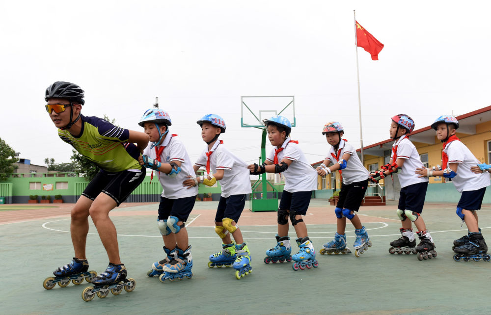 河北邢台小学校园里的轮滑社团