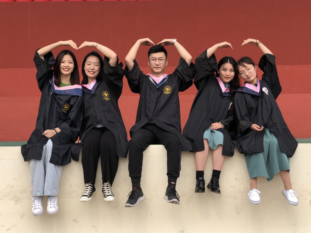 定制学士服拍照,留下青春和记忆 - 新华社客户端