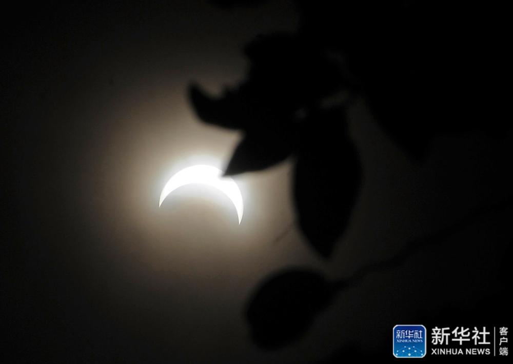 这是在江西南昌观赏到的日食（6月21日摄）。“日环食”天文景观于6月21日“夏至日”下午在天宇上演。新华社记者 万象 摄