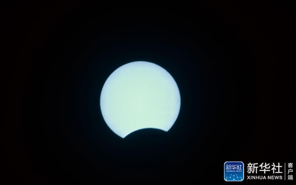 这是6月21日在北京拍摄的日食。“日环食”天文景观于6月21日“夏至日”下午在天宇上演。 新华社记者李欣摄