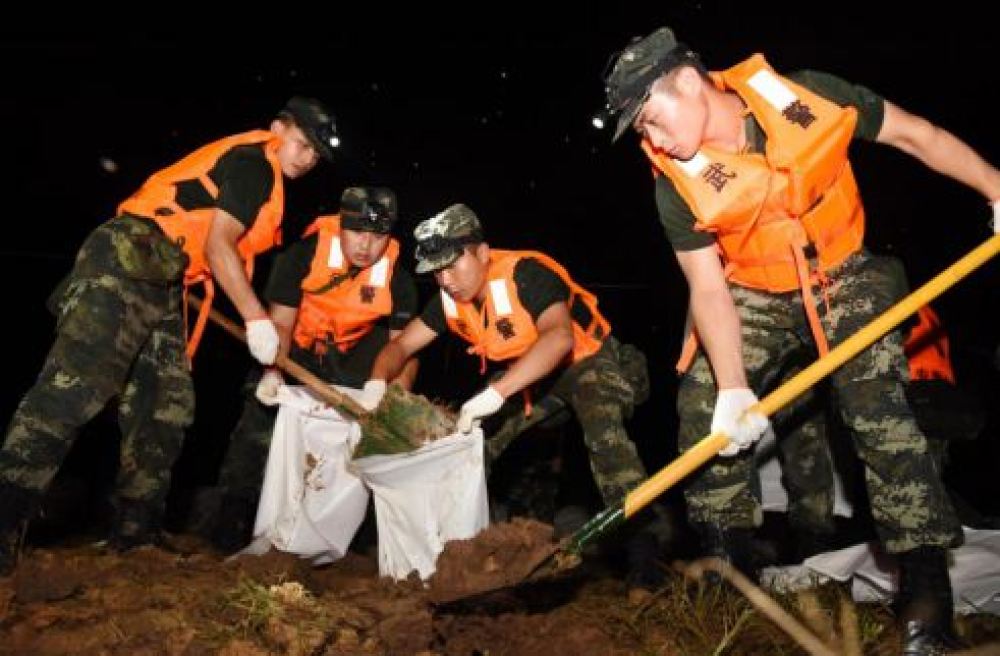 安徽铜陵：夜固堤坝排除险情