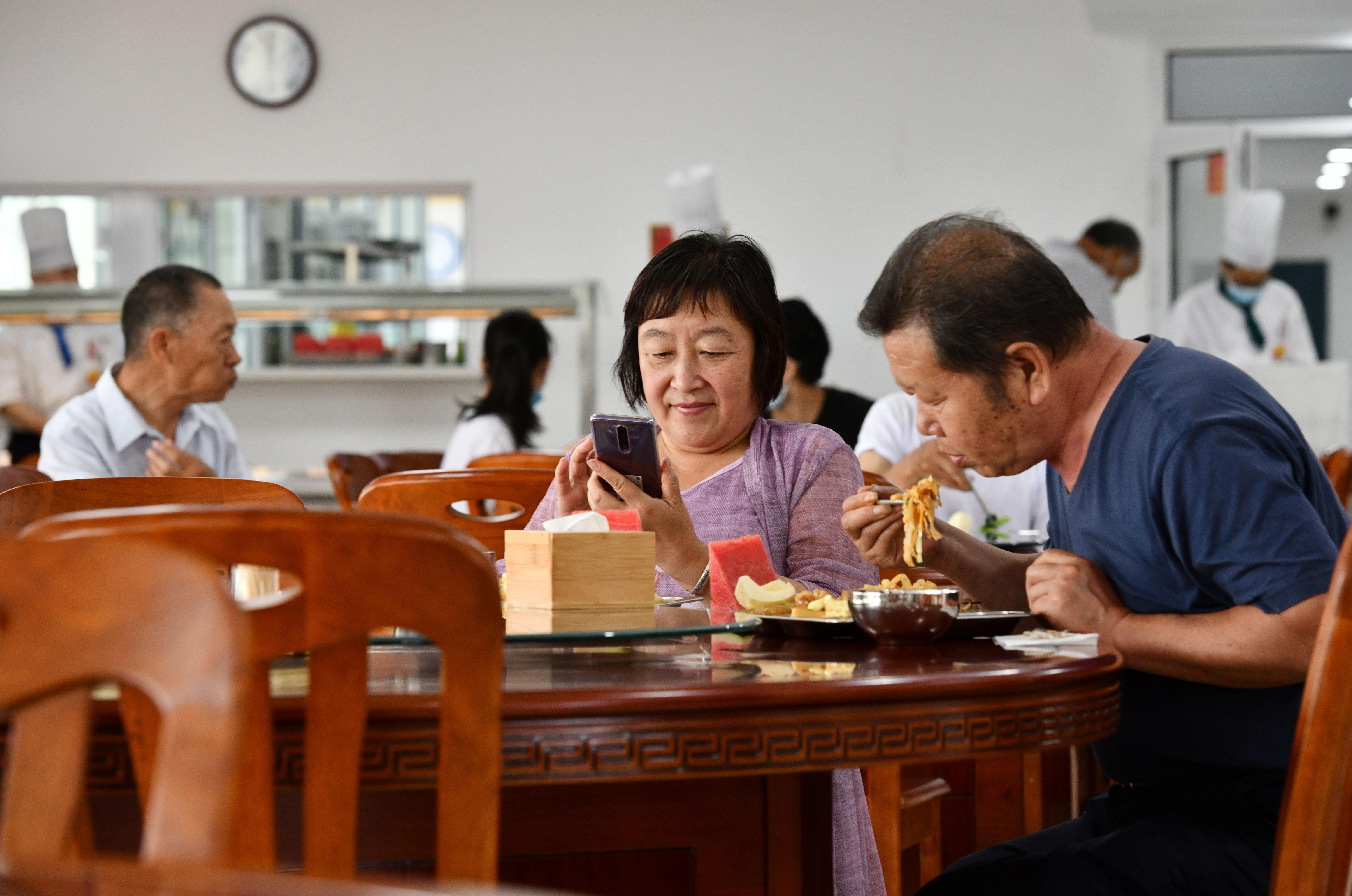 快乐的老年人聚在一起吃饭-蓝牛仔影像-中国原创广告影像素材