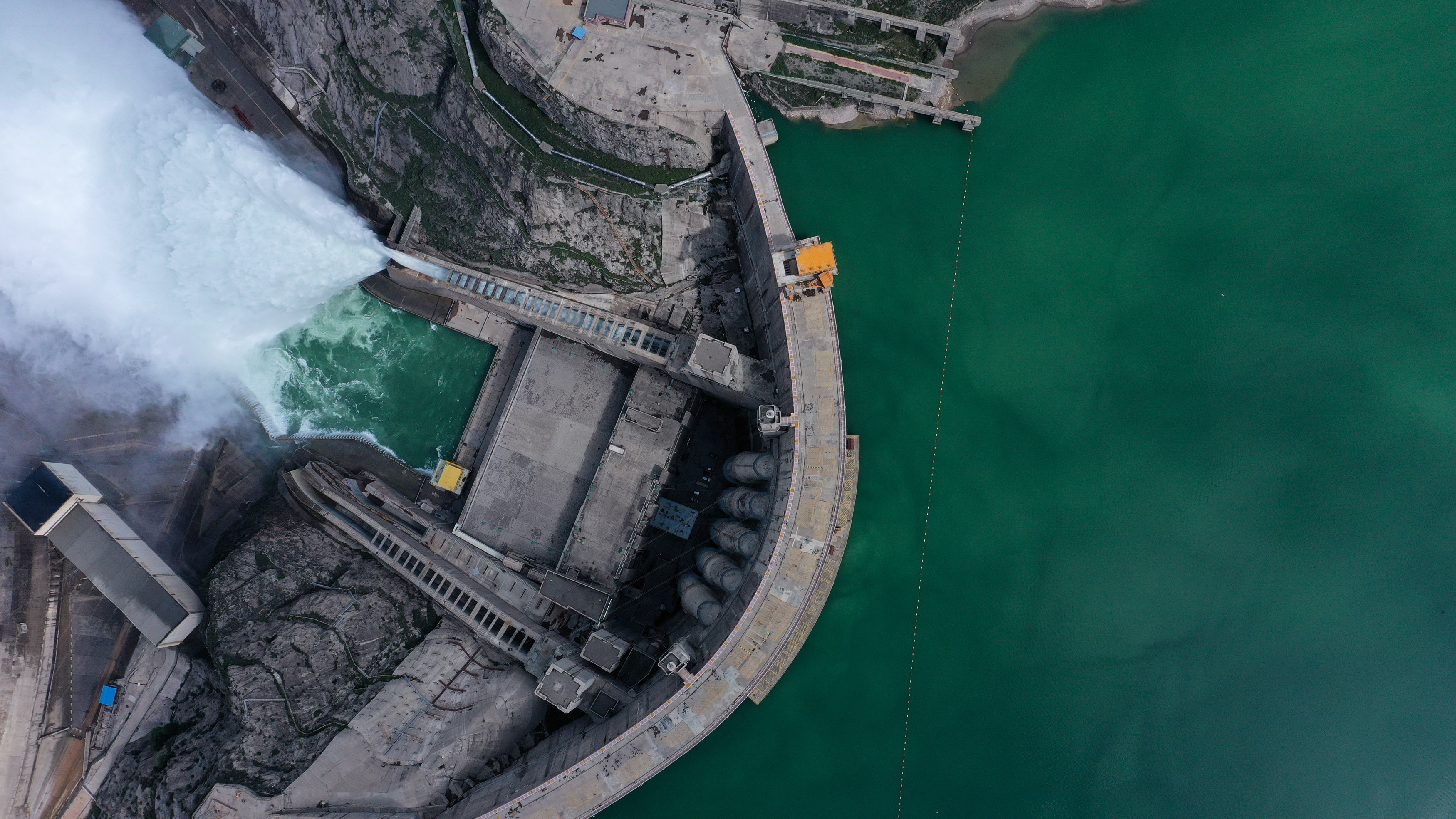 7月9日,位于青海省尖扎县和化隆县交界处的李家峡水电站提门泄水(无