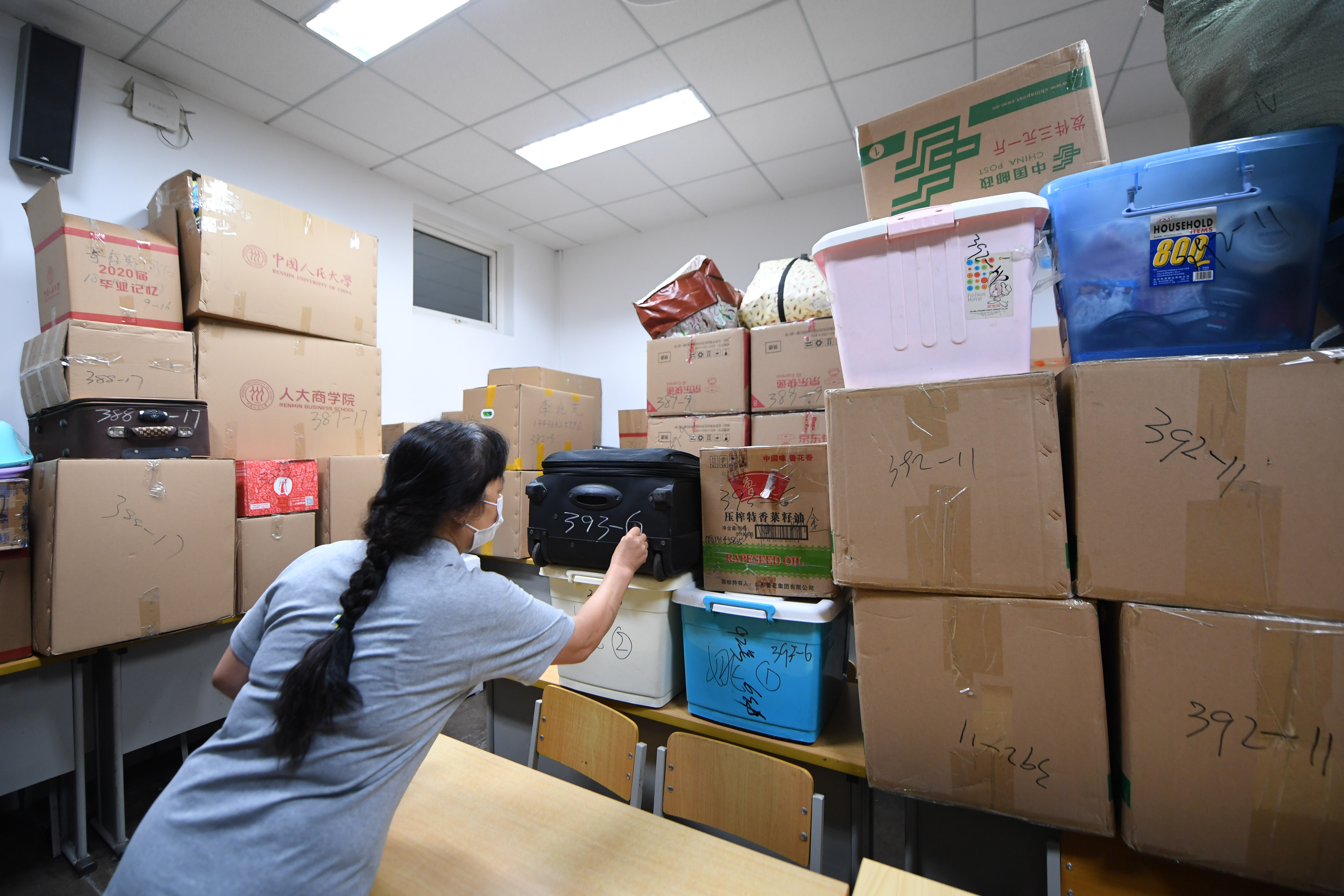 [新华社]高校暖心毕业"寄"