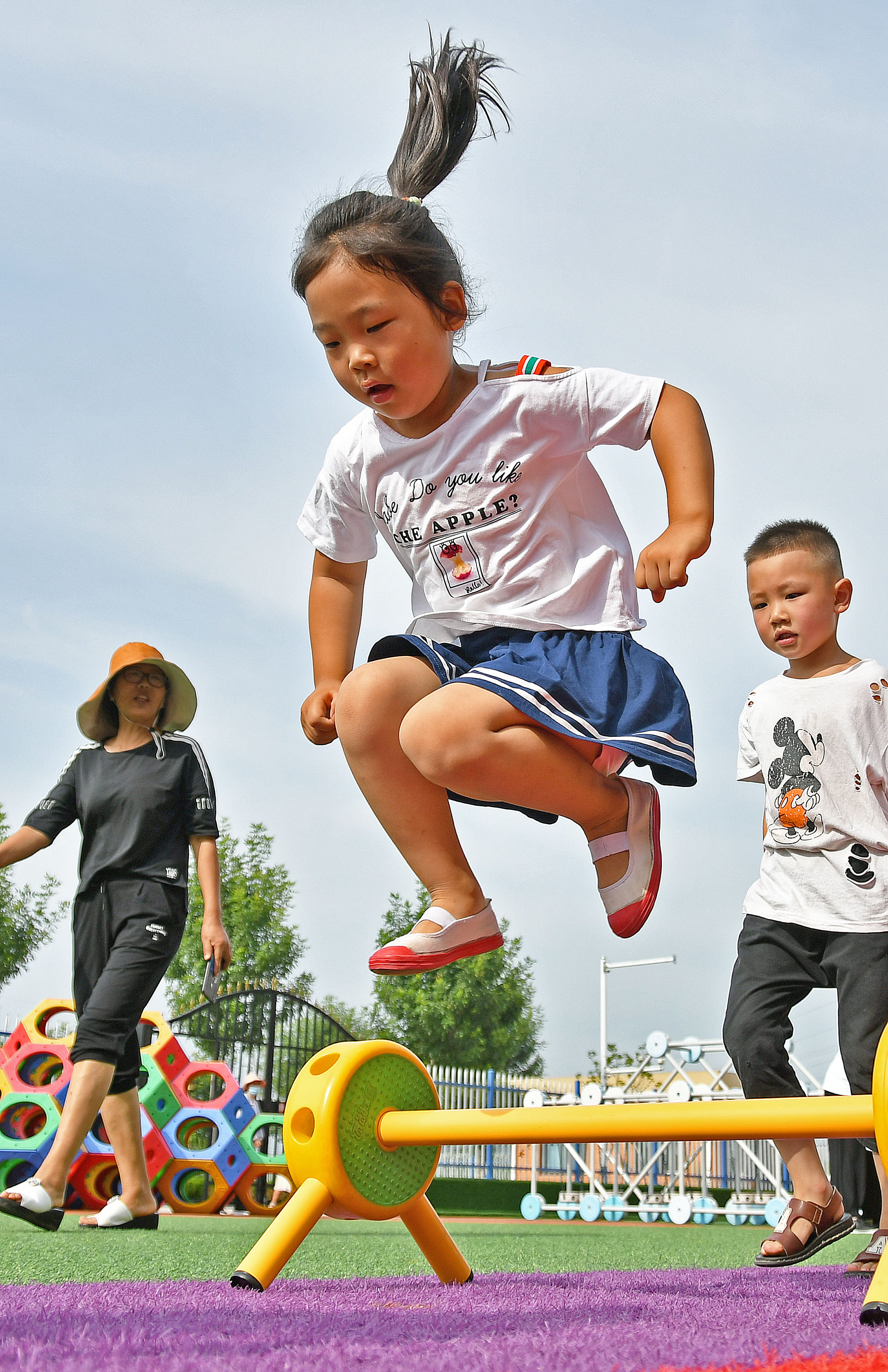 7月21日,山东省烟台市福山区门楼镇兜余中心幼儿园的小朋友玩跨越障碍