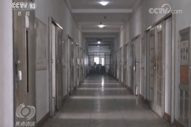 央视新闻|设小灶、用冰箱、用电脑...黑老大坐牢就像住宾馆