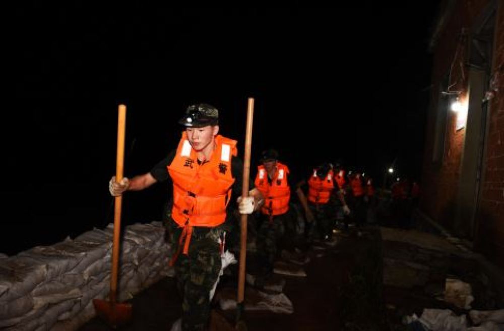 安徽铜陵：夜固堤坝排除险情
