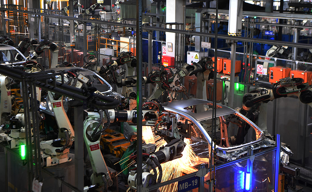 这是7月21日拍摄的长安汽车两江工厂焊接车间.新华社记者 王全超闵 