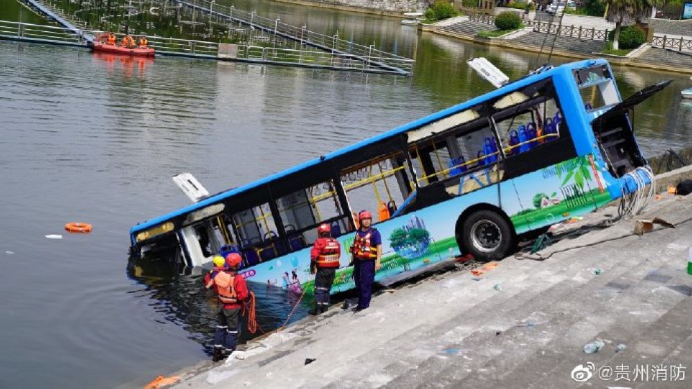 贵州公交坠湖已致21人死亡 应急管理部派出工作组赶赴现场