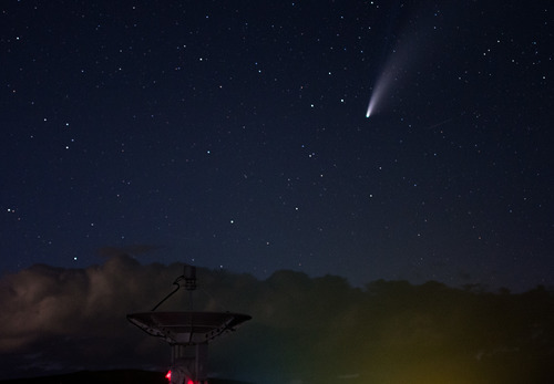 特写在草原邂逅6800年一遇的彗星