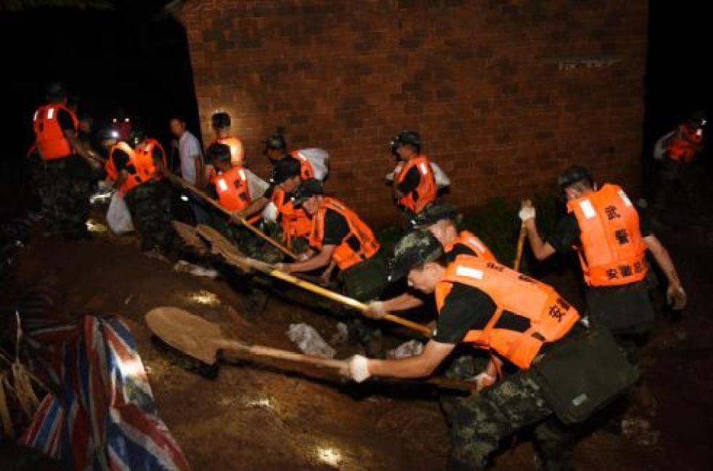 安徽铜陵：夜固堤坝排除险情