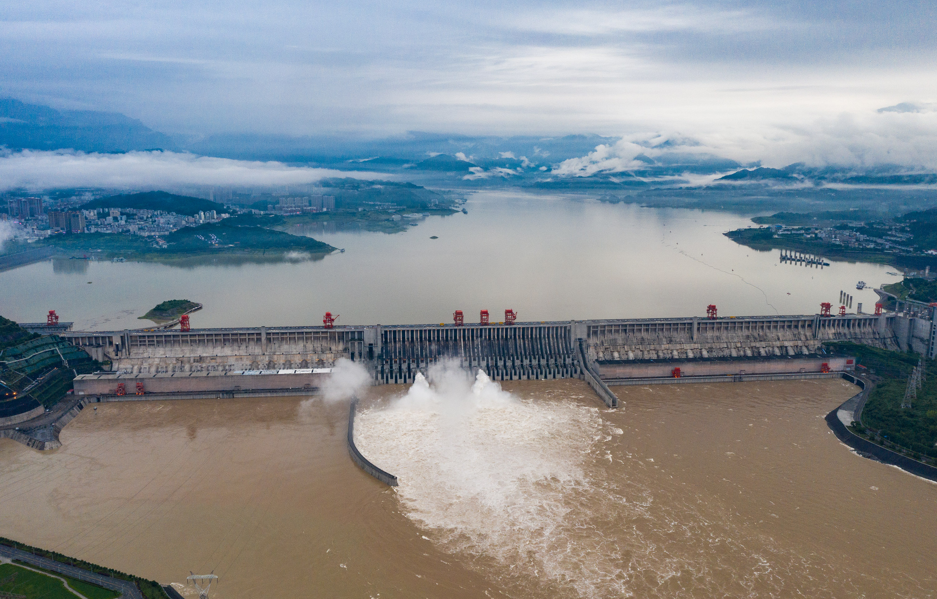 暴雨致水库超限，“新中国第一坝”开闸，洪水狂泻，场面震撼