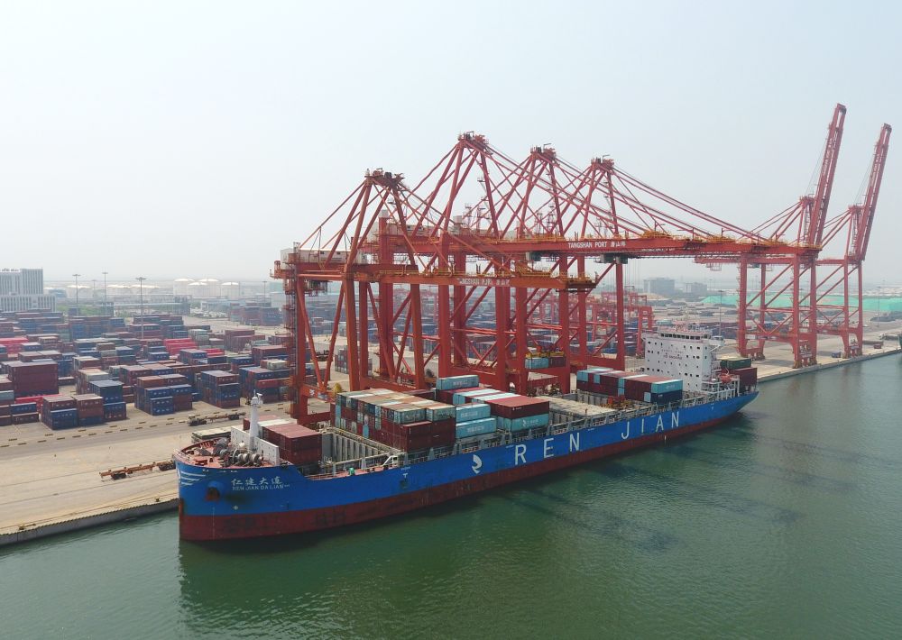 7月16日，一艘轮船靠泊在唐山港京唐港区集装箱码头装货。新华社记者 杨世尧 摄