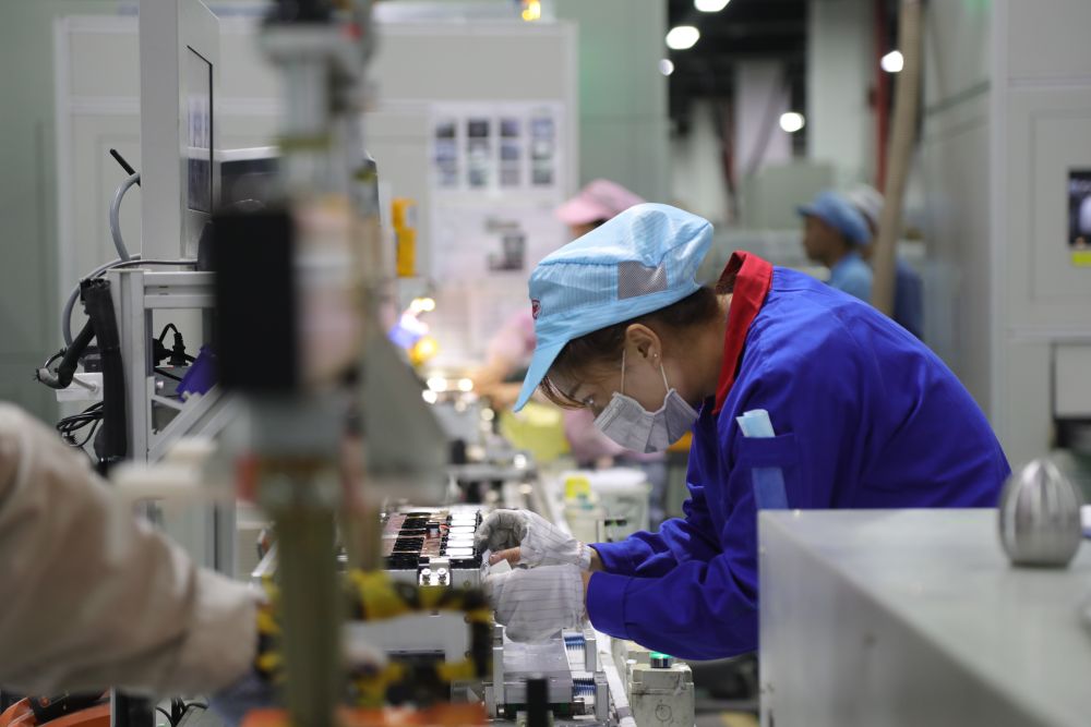 7月28日，在西宁市南川工业园区的青海比亚迪动力电池工厂内，工作人员在生产车间作业。新华社记者 赵玉和 摄