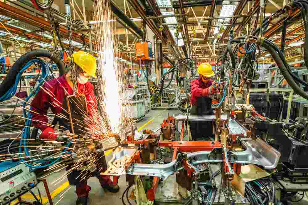 6月30日，工人在山东省青州市一家汽车制造企业的冲焊车间内生产作业。新华社记者 王继林 摄