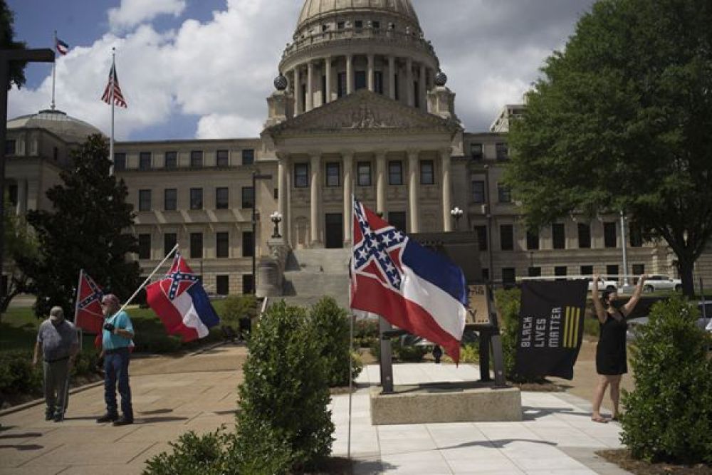 【】拆雕像、改名、换州旗……美国为何频频按下“删除键”？