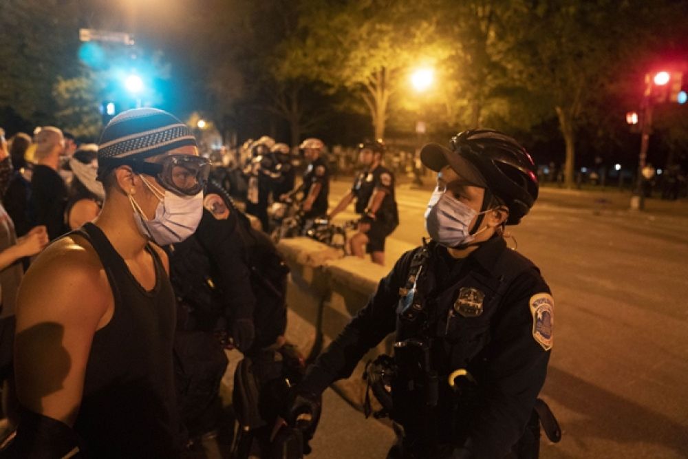 【】拆雕像、改名、换州旗……美国为何频频按下“删除键”？