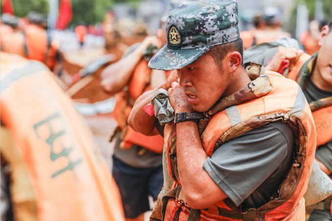 三戰險情保九江陸軍第71集團軍先頭部隊長江大堤鄱陽湖廬山城區抗洪