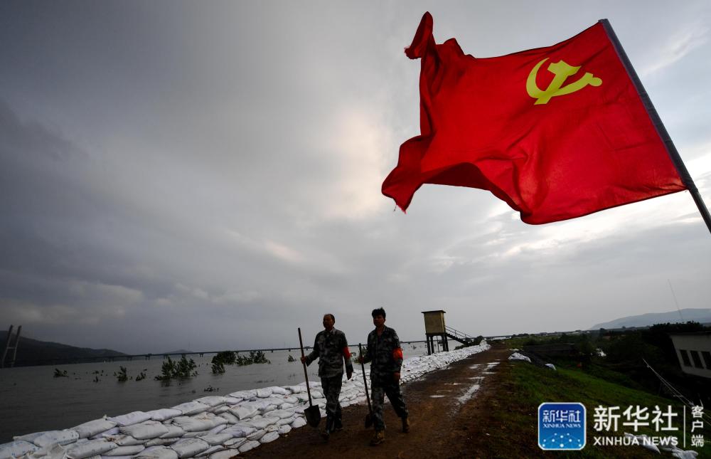 【】长江大堤上的“父子之约”