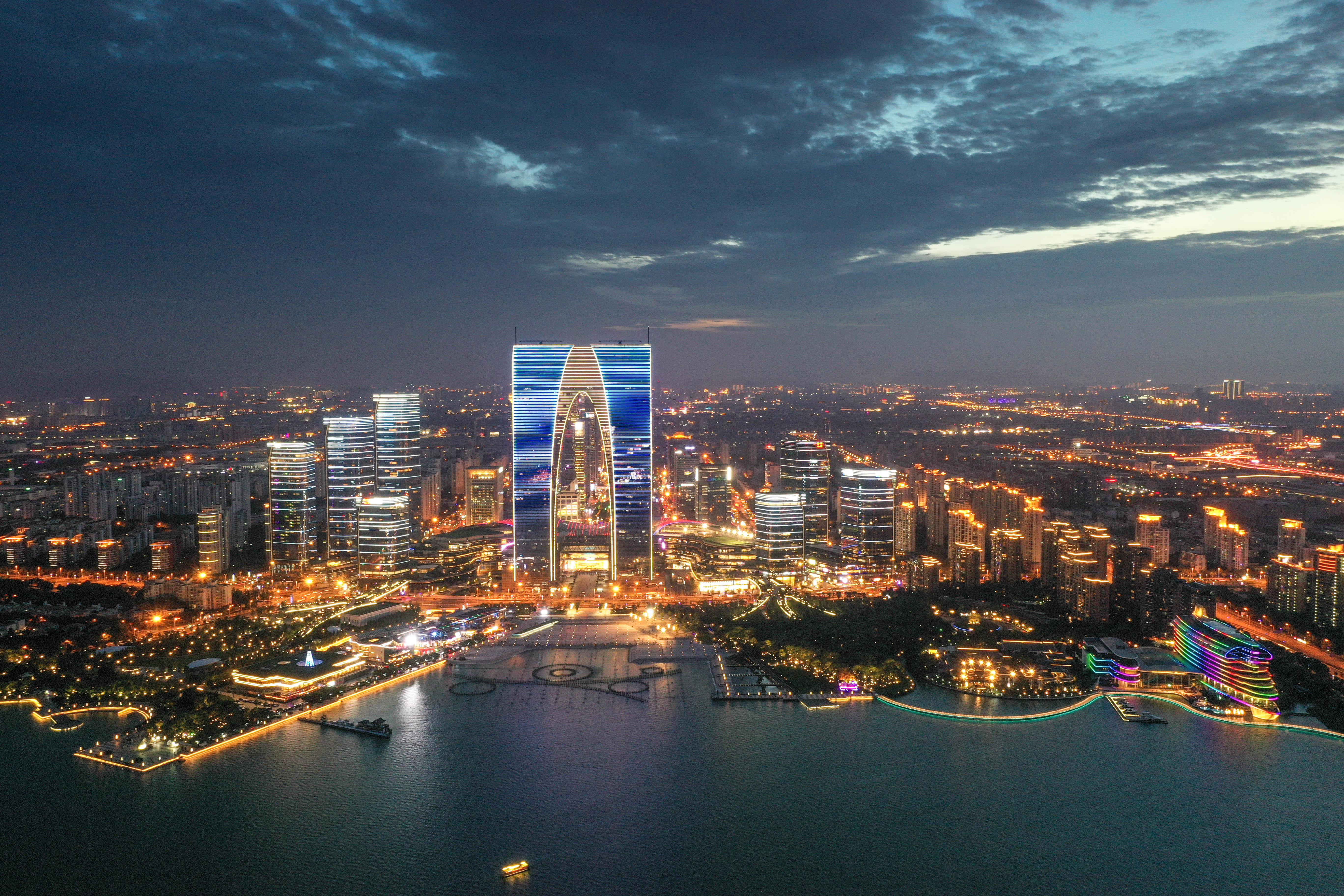 这是7月23日拍摄的苏州工业园区金鸡湖畔夜景(无人机照片).