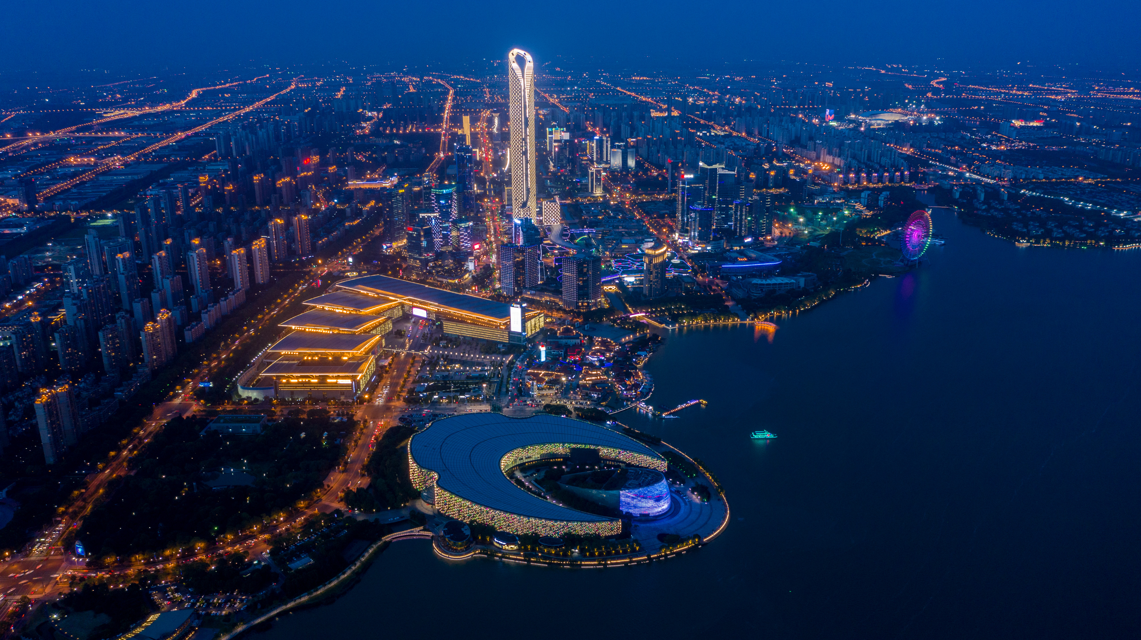 这是7月31日拍摄的苏州工业园区金鸡湖畔夜景(无人机照片).