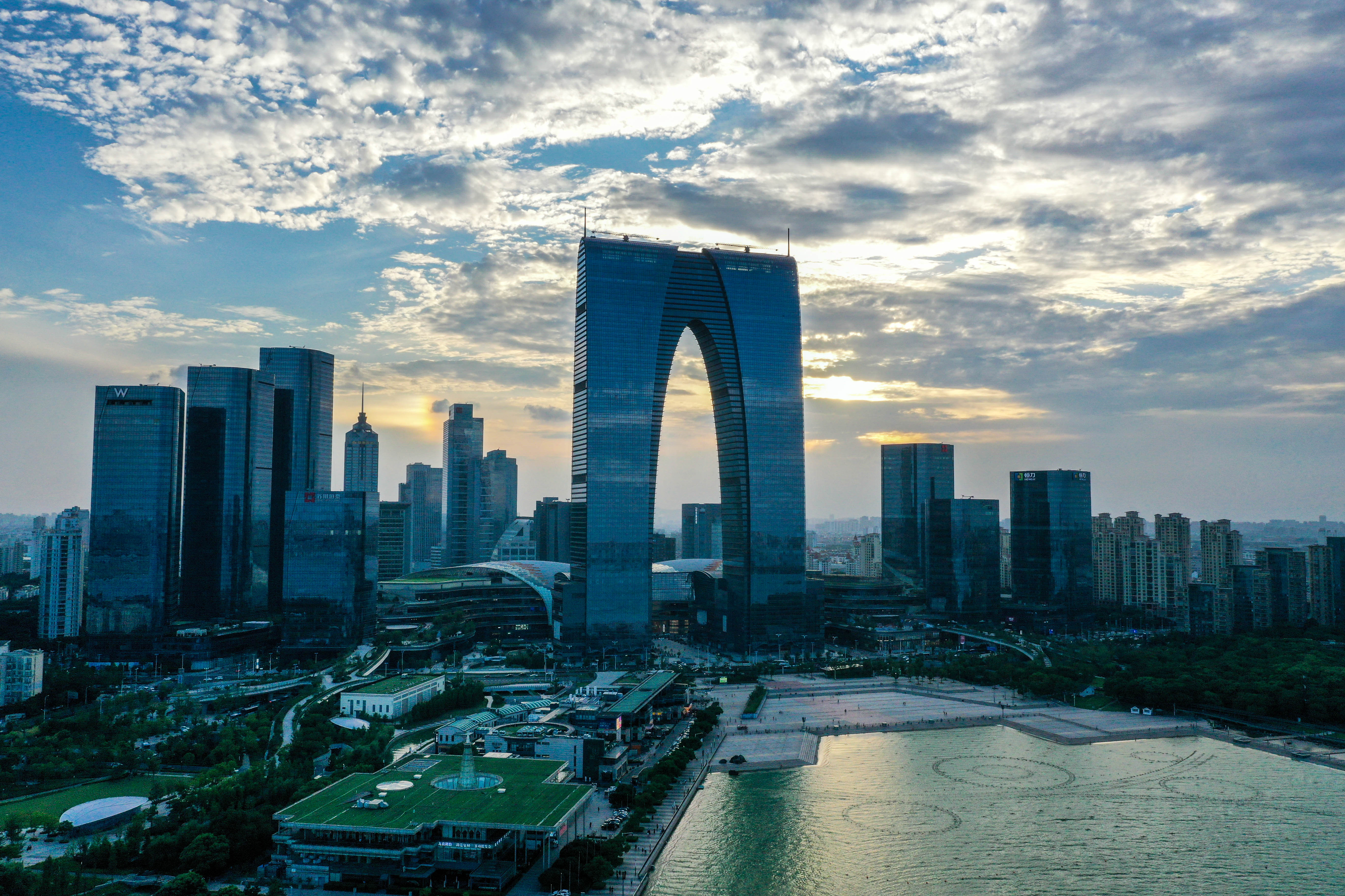 这是7月31日拍摄的苏州工业园区金鸡湖畔夜景(无人机全景照片).