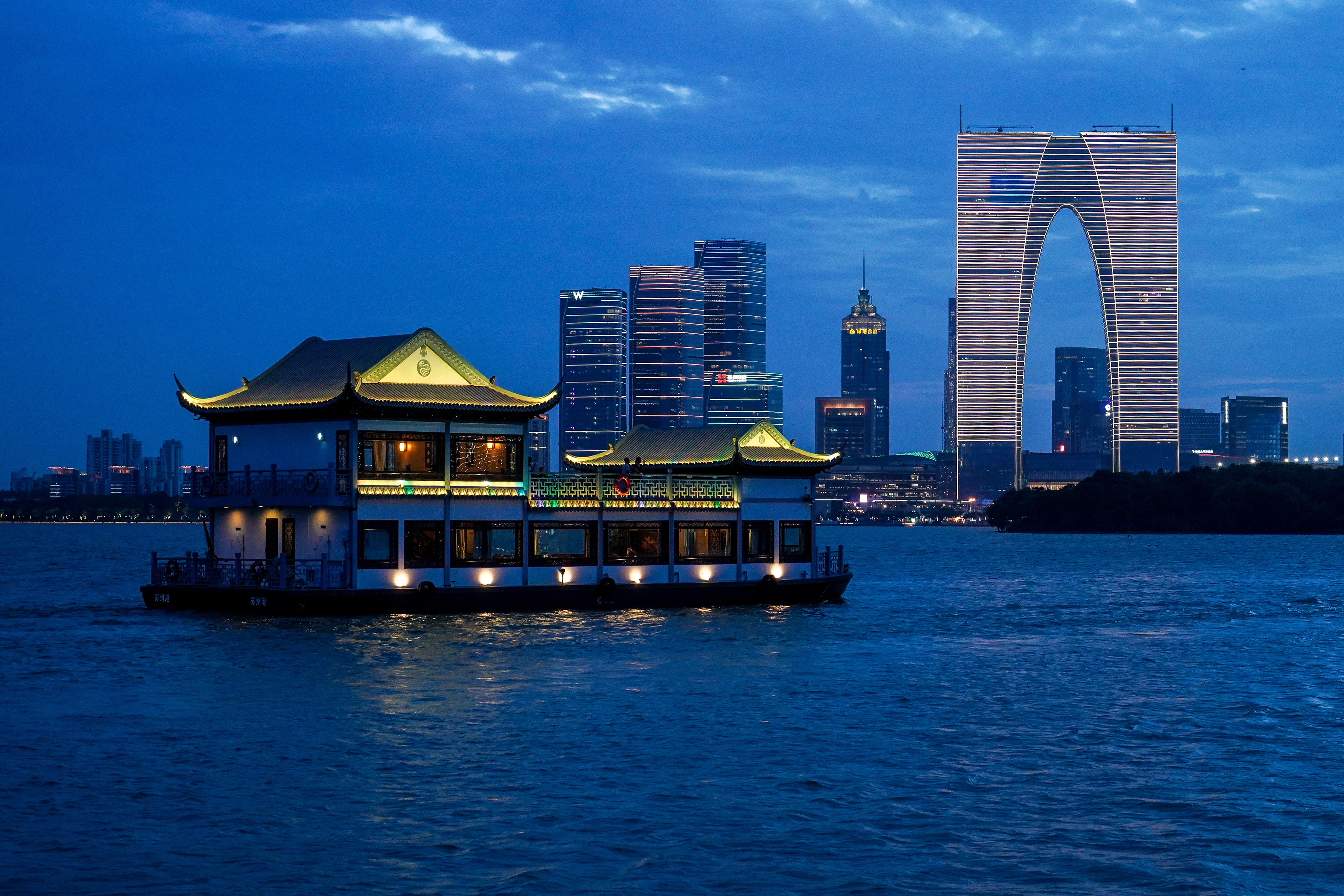 夜瞰苏州金鸡湖 - 新华社客户端