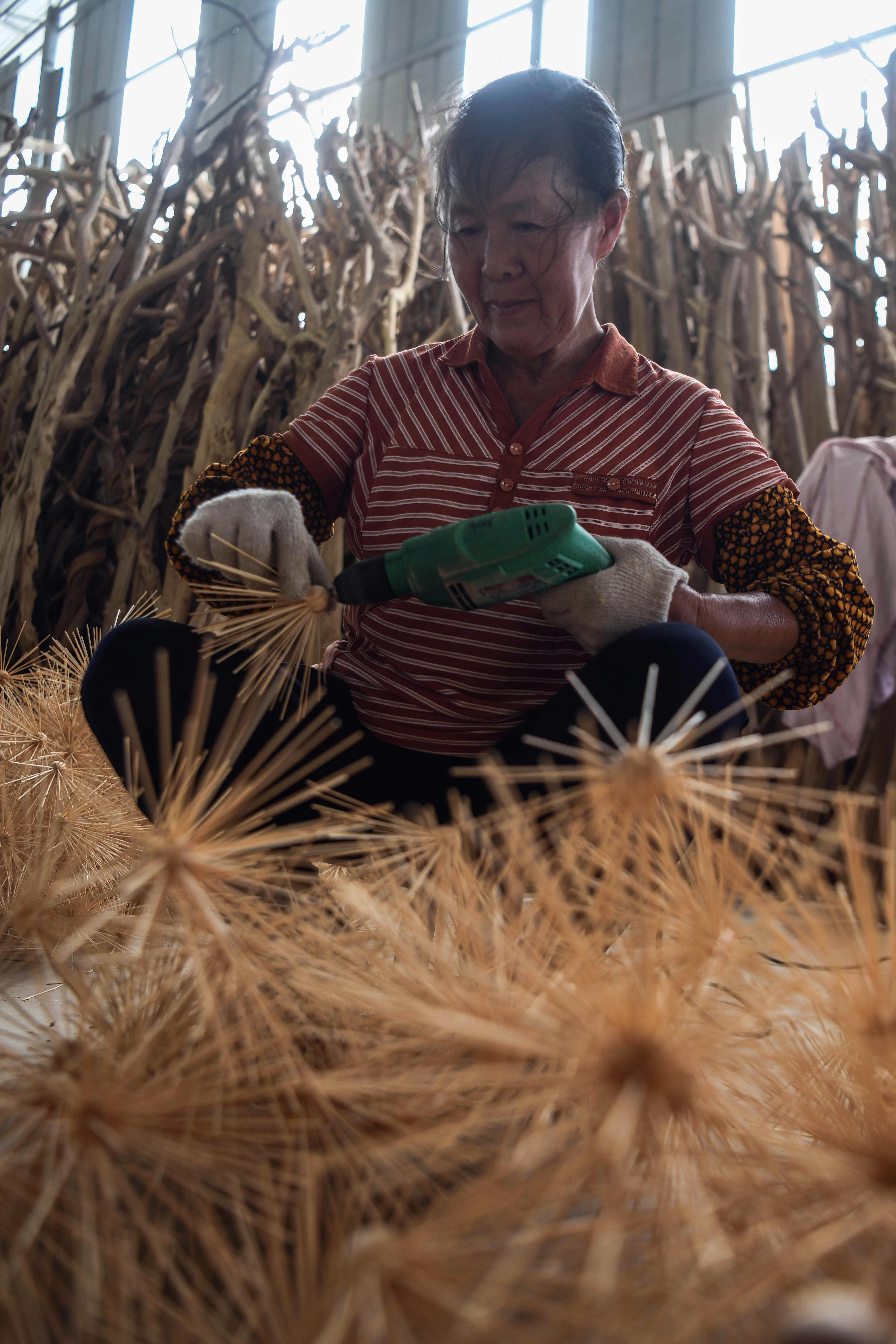8月7日,工人利用柑橘树枝加工吊灯饰品. 【纠错】编辑:钟阳