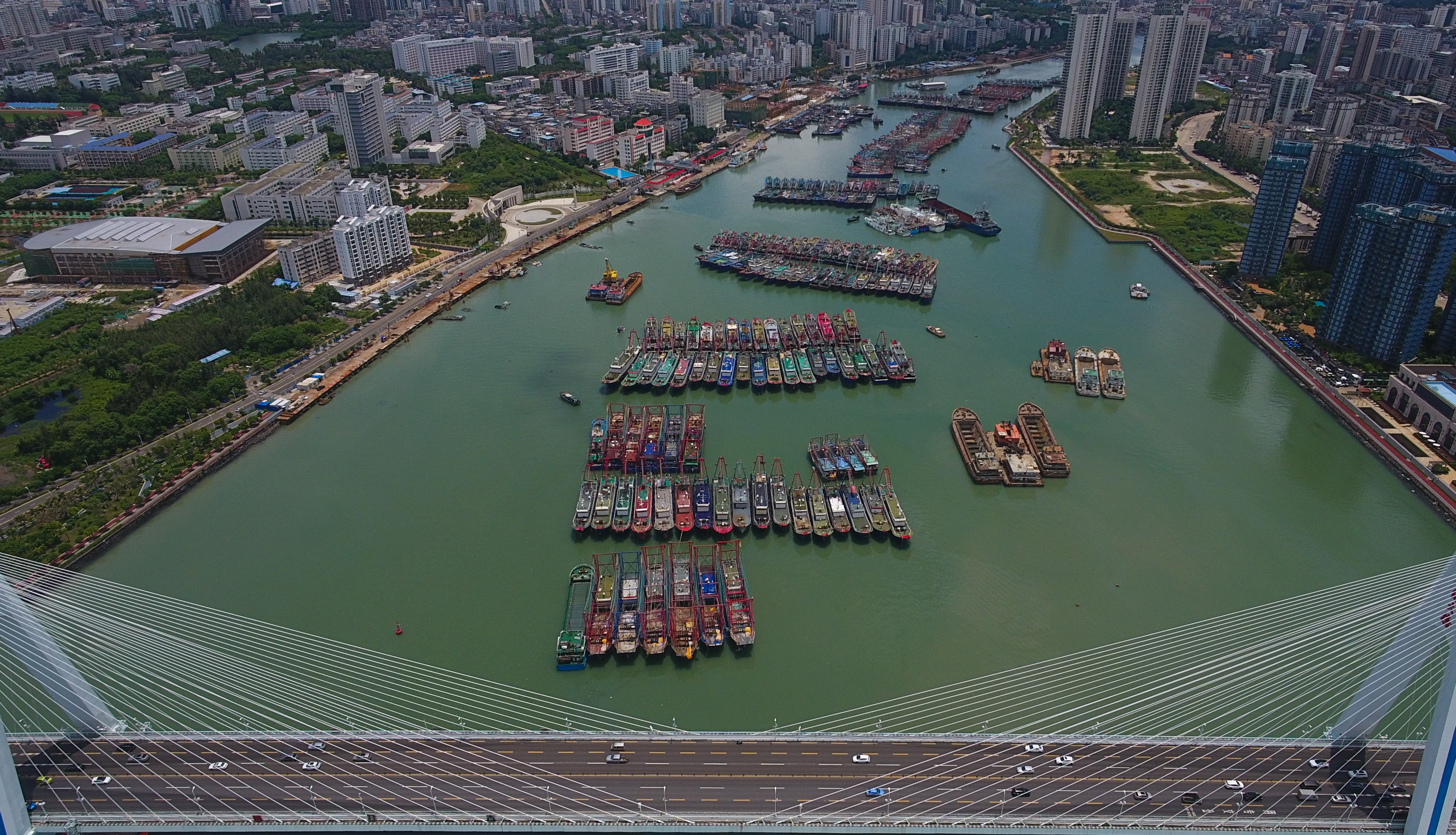 新华社|海口：船舶进港避台风