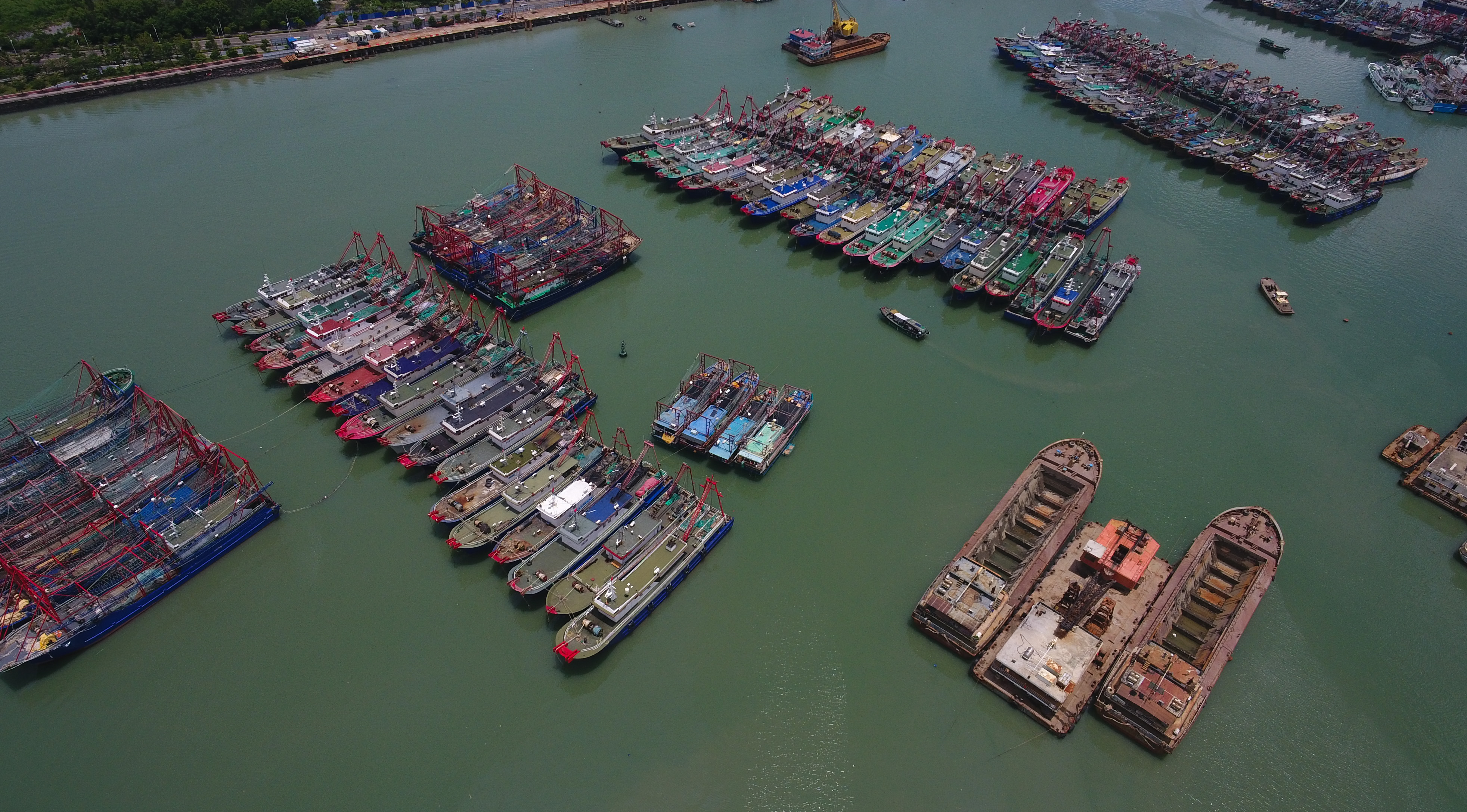 新华社|海口：船舶进港避台风