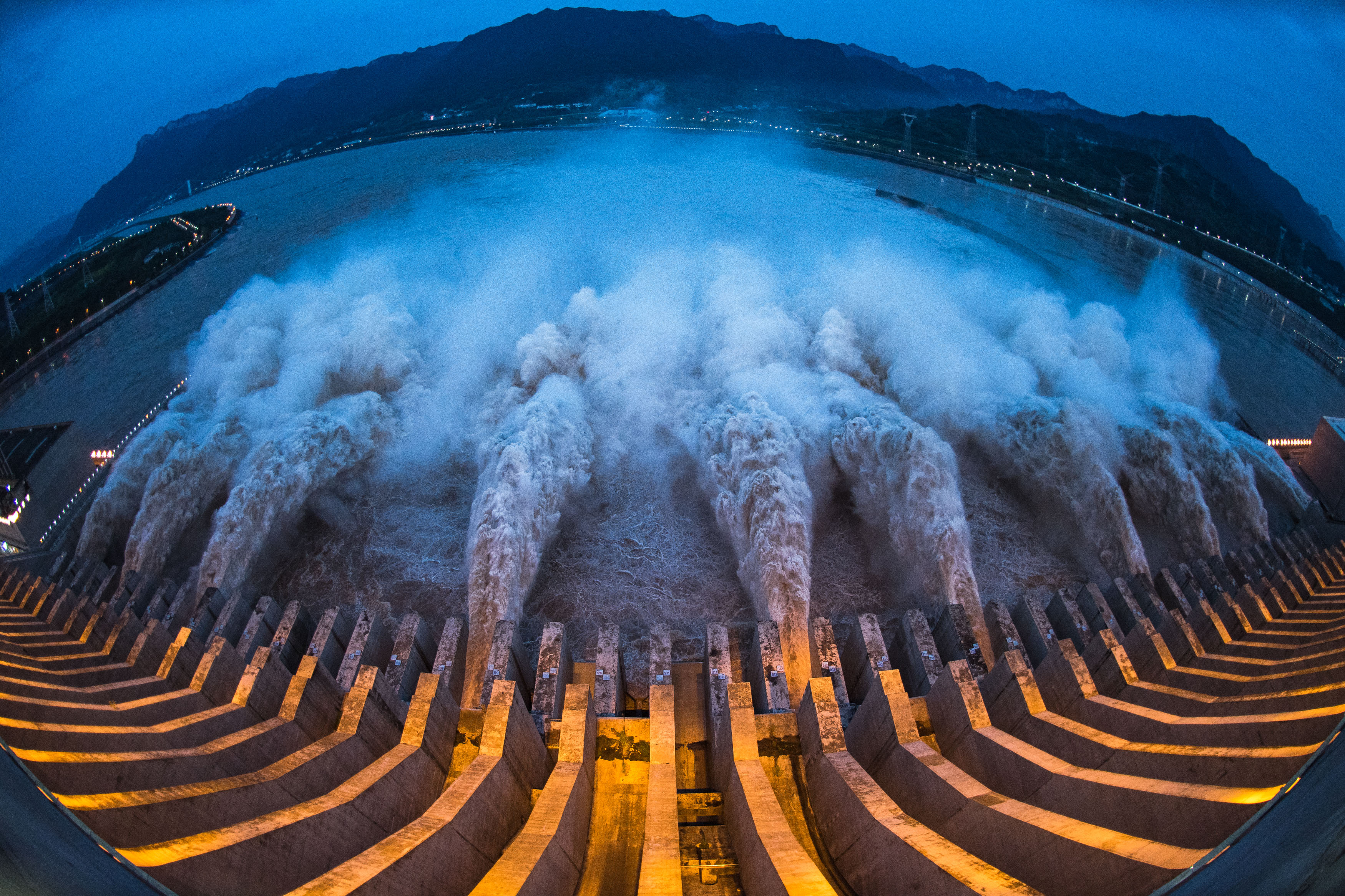 8月19日,长江三峡水利枢纽工程开启泄洪深孔泄洪