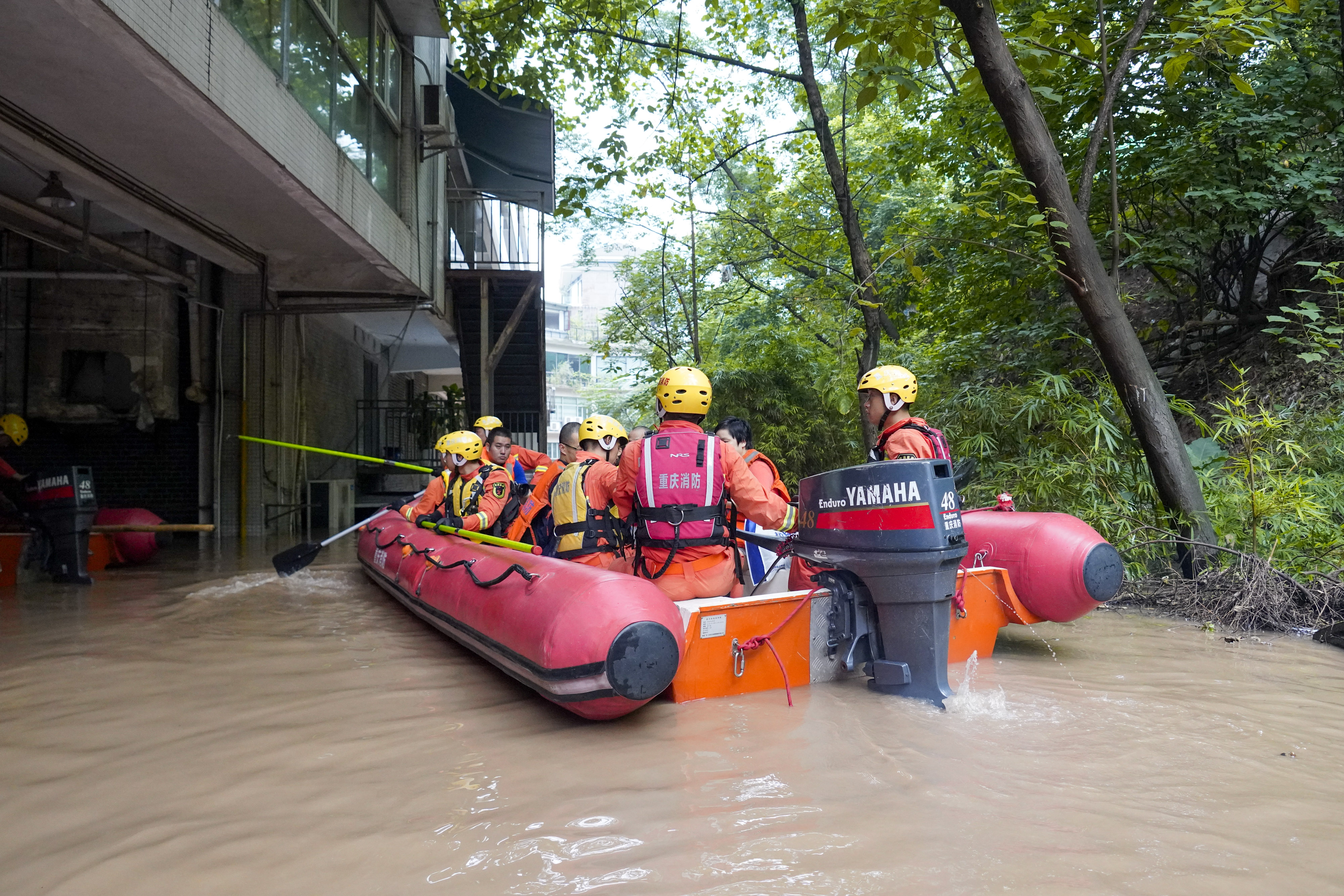 重庆:救援!在被洪水漫过的街巷之间