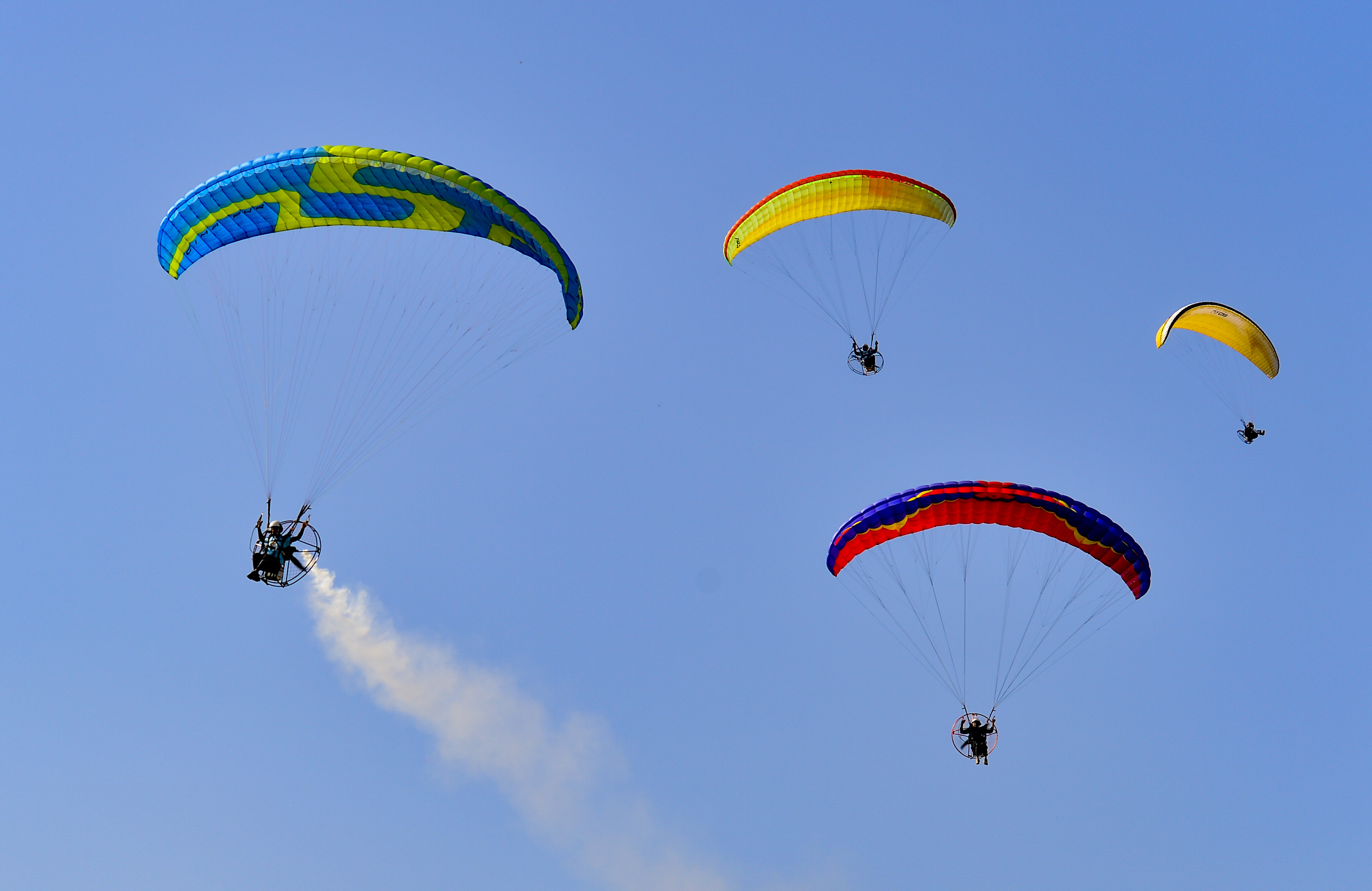 8月21日,动力伞运动员在飞行大会上进行飞行表演新华社发(王正 摄)