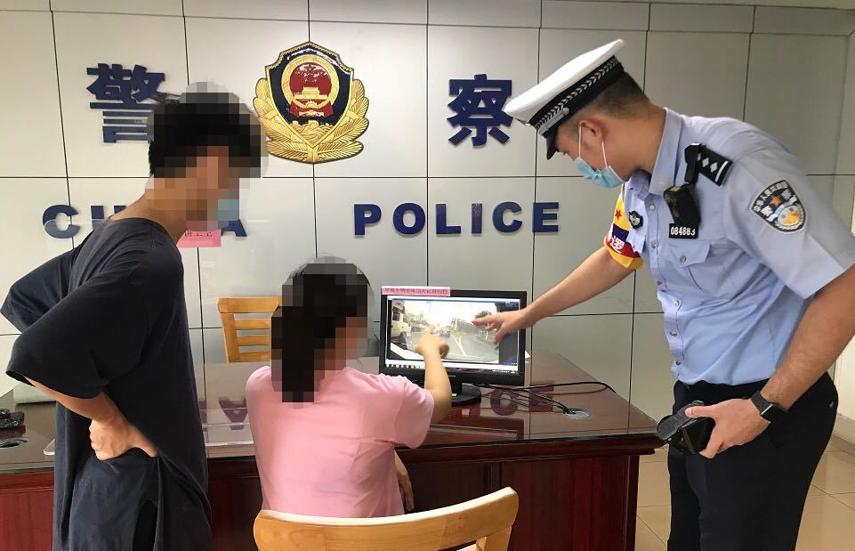 新华网|不让行救护车收罚单 前有红灯后有救护车，咋办？