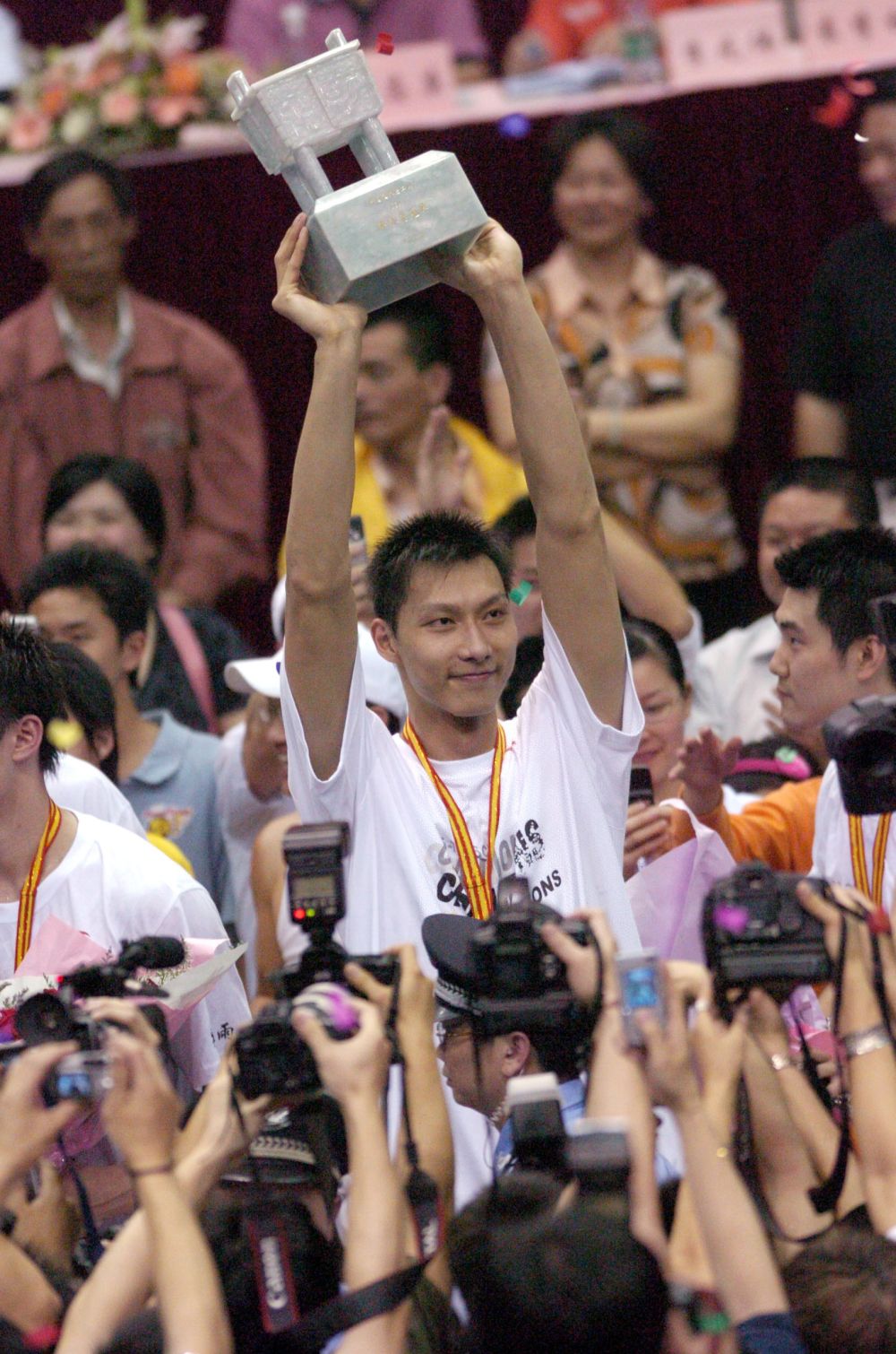 "十冠王"传奇的背后——广东宏远冠军之路 - 新华社客户端