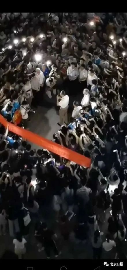 真·大型追星现场!钟南山凯旋,昨夜这一幕幕刷屏了