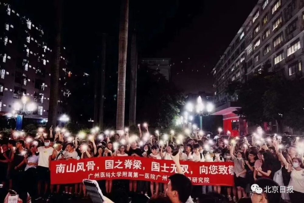 真·大型追星现场!钟南山凯旋,昨夜这一幕幕刷屏了