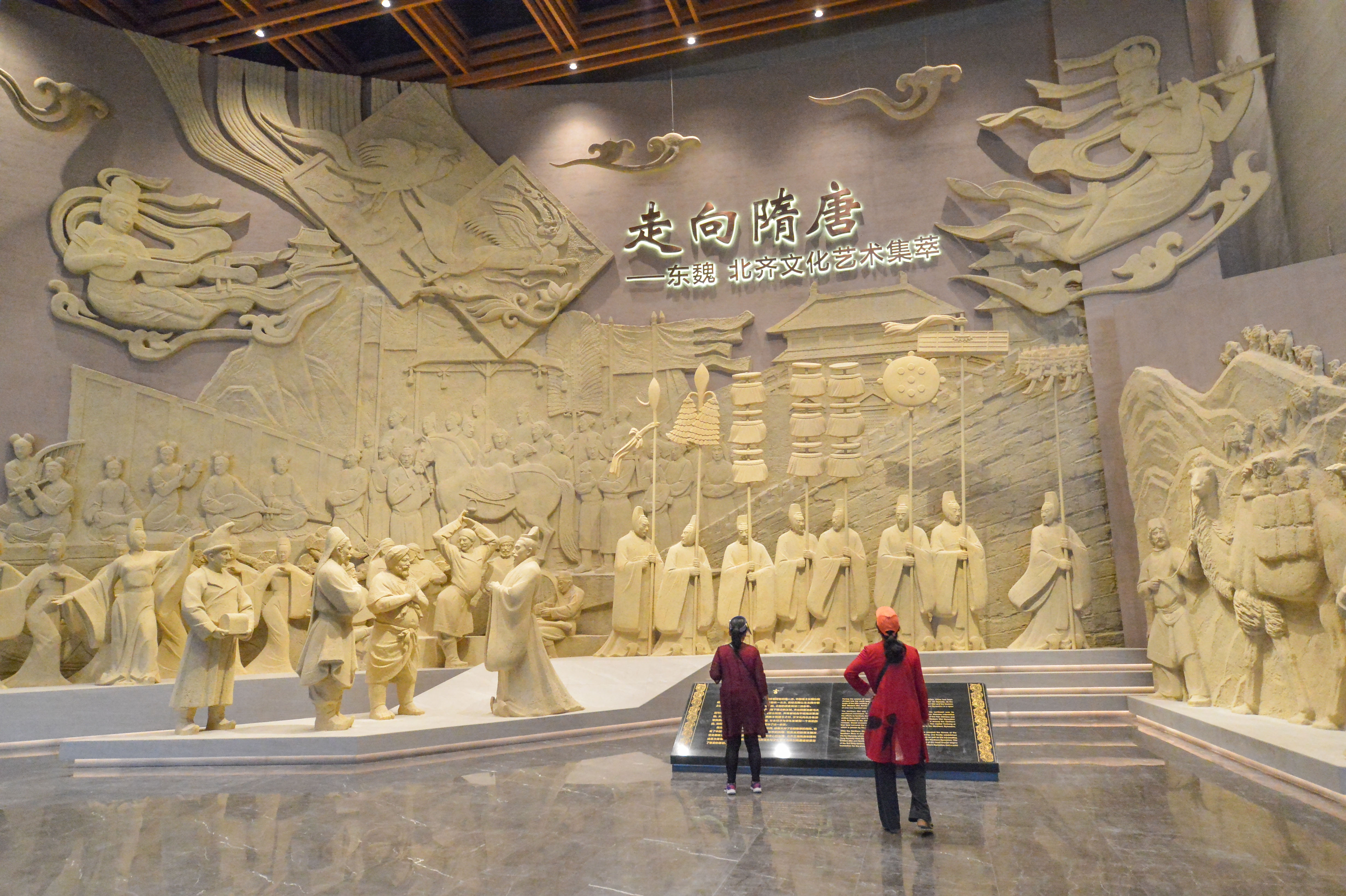 ↑ 9月19日,游客在河北磁县北朝考古博物馆参观