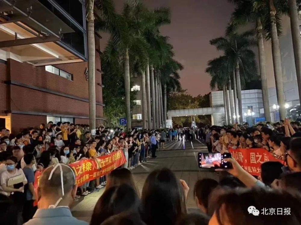 真·大型追星现场!钟南山凯旋,昨夜这一幕幕刷屏了
