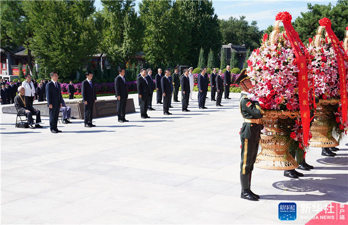 纪念抗战胜利75周年习近平等向烈士敬献花篮 参考消息 纪念抗战胜利75周年习近平等向烈士敬献花篮 参考消息