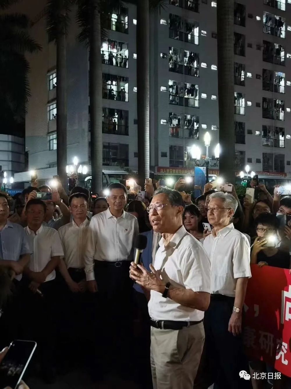 真·大型追星现场!钟南山凯旋,昨夜这一幕幕刷屏了