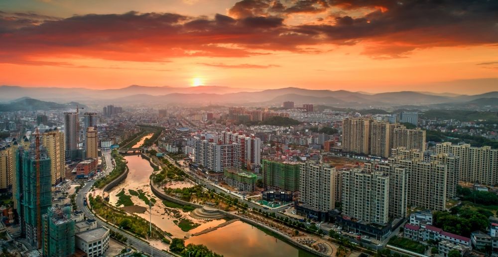 区域合作背景下的产业转型与乡村振兴访中共上栗县委书记肖妮娜