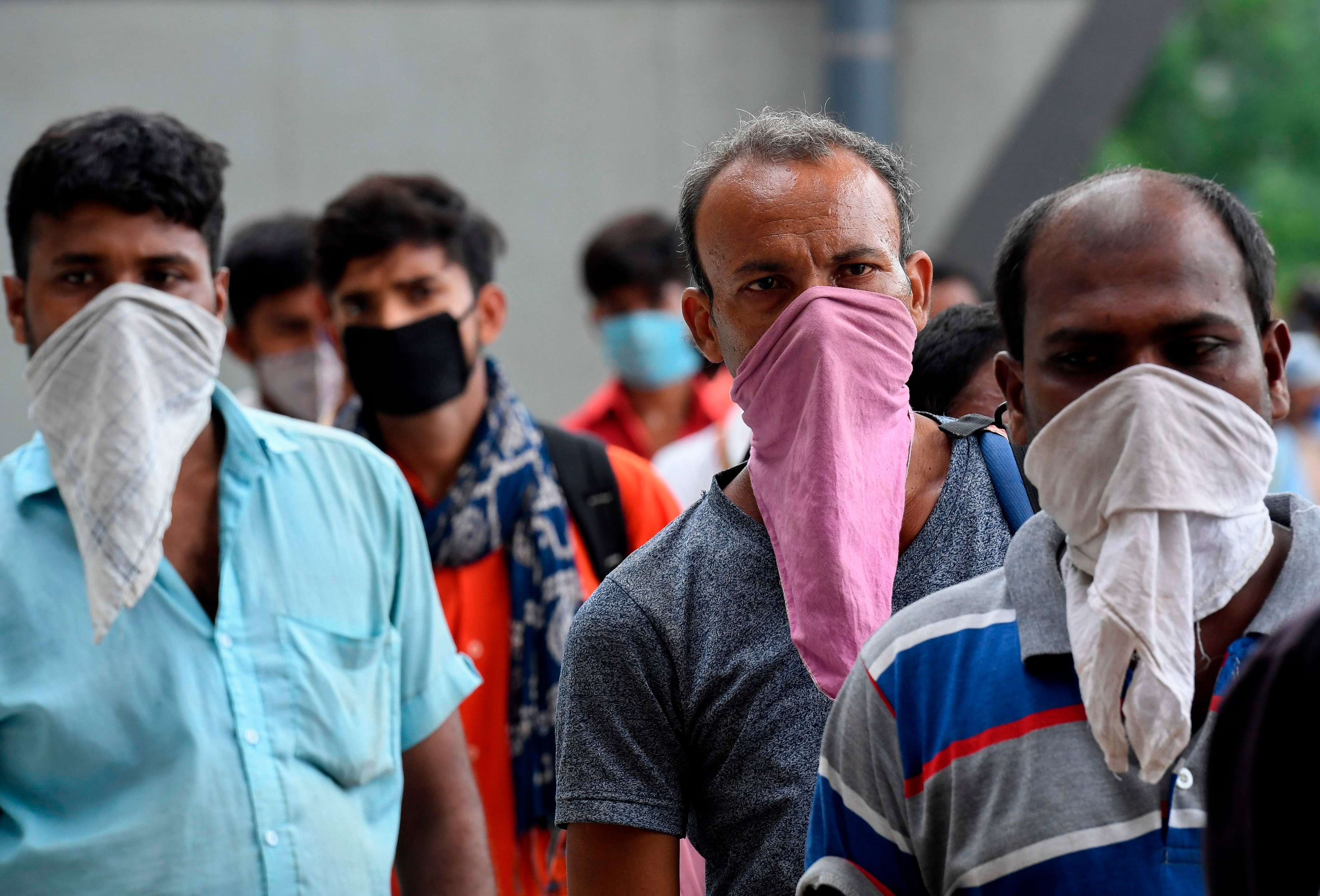 2020年8月18日,外来务工者到达印度新德里后排队等待接受新冠病毒检测