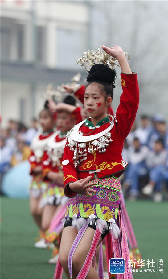 10月29日,在贵州省丹寨县扬武镇中学,盛装打扮的学生参加校园"锦鸡操"