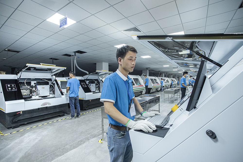 重庆西部电子电路产业园内工人在新建的生产线上工作